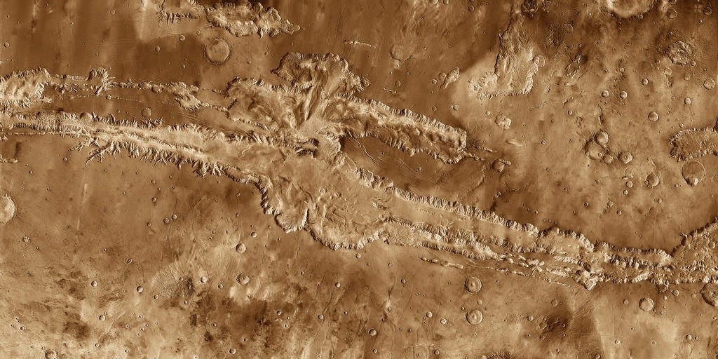 3.dez.2014 - Imagem obtida pela sonda Mars Odyssey mostra detalhes do sistema de cânions Valles Marineris, na superfície de Marte. Com a curadoria de artistas, fotógrafos e editores de fotografia, a Nasa reuniu uma série de imagens para compor a "exposição online" chamada de "Marte como Arte" - Nasa/JPL-Caltech/Arizona State University