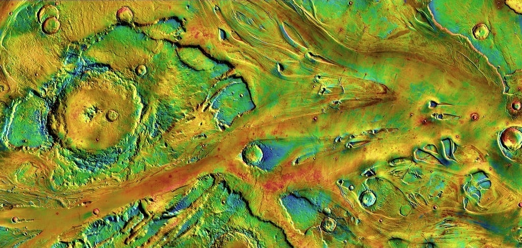 3.dez.2014 - Há bilhões de anos uma enchente emergiu em Echus Chasma, no lado norte de Valles Marineris, o "Grand Canyon" de Marte, segundo os cientistas. As águas foram derramadas em toda a paisagem e esculpiram o canal Kasei Valles (foto). Com a curadoria de artistas, fotógrafos e editores de fotografia, a Nasa reuniu uma série de imagens para compor a "exposição online" chamada de "Marte como Arte" - Nasa/JPL-Caltech/Arizona State University/HI-RISE