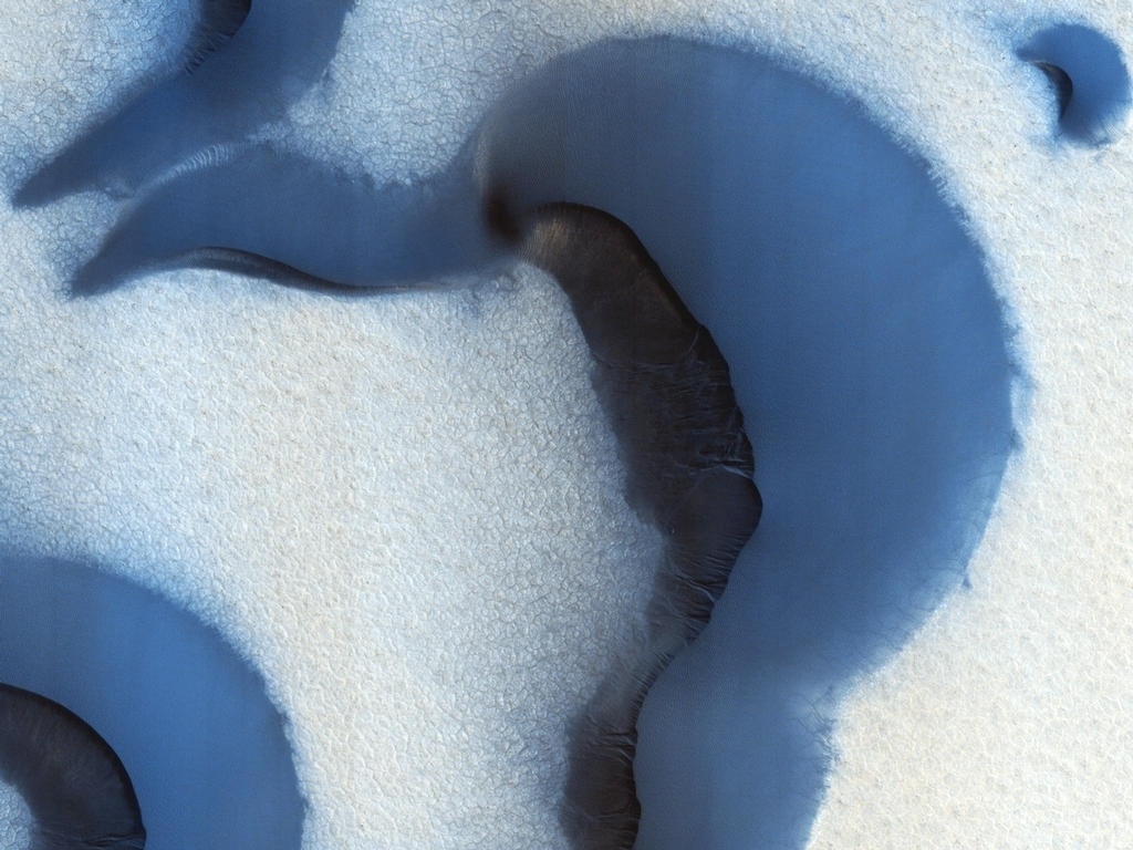 3.dez.2014 - Imagem obtida no verão mostra pequenas manchas de gelo remanescentes na superfície de Marte. Com a curadoria de artistas, fotógrafos e editores de fotografia, a Nasa reuniu uma série de imagens para compor a "exposição online" chamada de "Marte como Arte" - Nasa/JPL-Caltech/Arizona State University