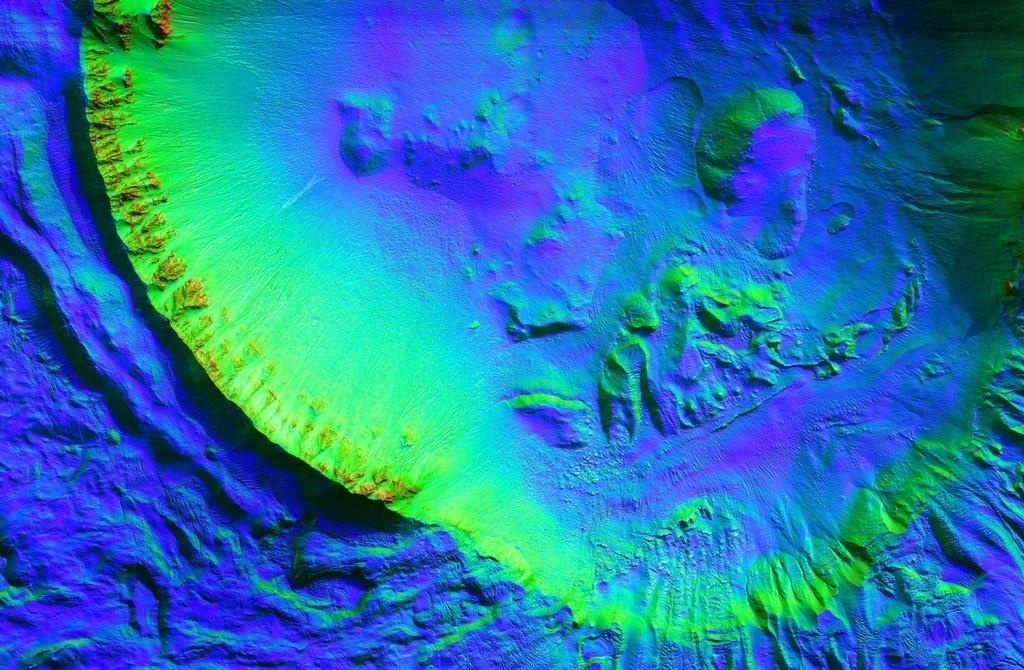 3.dez.2014 - Cratera de impacto com cerca de 8 quilômetros de diâmetro contém numerosas ravinas, o que poderia ser um sinal de água no estado líquido em Marte, de acordo com cientistas da Nasa. Com a curadoria de artistas, fotógrafos e editores de fotografia, a Nasa reuniu uma série de imagens para compor a "exposição online" chamada de "Marte como Arte" - Nasa/JPL-Caltech/Arizona State University/HI-RISE