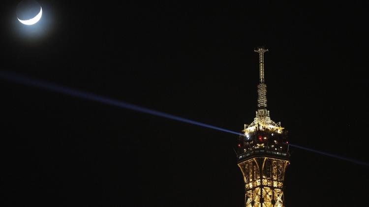 04.fev.2013 - Lua crescente vista perto do topo da Torre Eifel, em Paris, na França - Ludovic Marin/AFP - Ludovic Marin/AFP