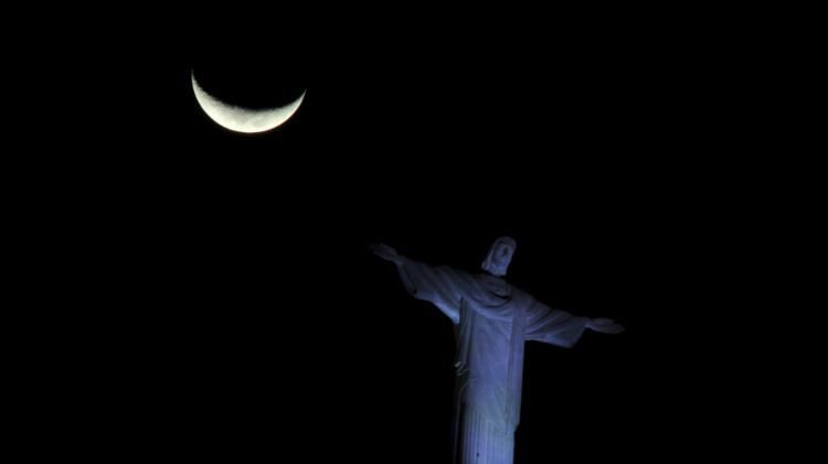 20.jul.2015 - Cristo Redentor, no Rio de Janeiro, com a Lua crescente ao fundo, em vista do bairro de Botafogo - Alessandro Buzas/Futura Press/Estadão Conteúdo - Alessandro Buzas/Futura Press/Estadão Conteúdo