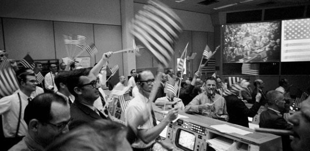 24.Jul.1969 - Controladores de voo celebram o sucesso da Missão Apollo 11 na Sala de Controle, nos EUA - Arquivos da Nasa