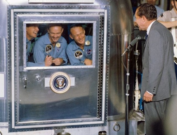 24.Jul.1969 - Presidente dos EUA, Richard Nixon recebe os astronautas da Apollo 11, da esquerda para direita, Neil A. Armstrong,Michael Collins e Edwin E. Aldrin Jr.,no dia em que eles voltaram à Terra após o histórico pouso na Lua - Arquivos da Nasa