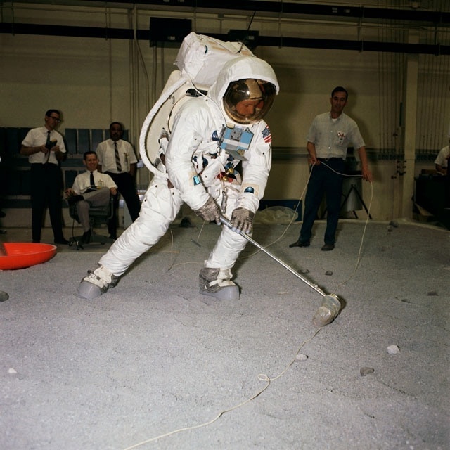 18.Abr.1969 - Astronauta Neil Armstrong participa de simulação em treinamento que imitava a superfície da Lua antes da missão que marcou história por ser a primeira em que o homem pisou nosso satélite - Arquivos da Nasa