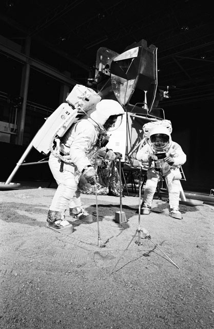 18.Abr.1969 - Astronauta Neil Armstrong participa de simulação em treinamento que imitava a superfície da Lua antes da missão que marcou história por ser a primeira em que o homem pisou nosso satélite - Arquivos da Nasa