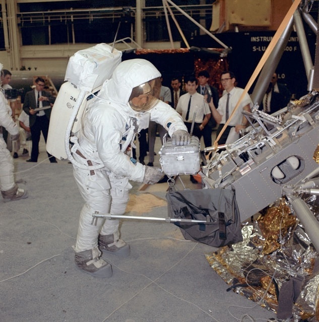 18.Abr.1969 - Astronauta Neil Armstrong participa de simulação em treinamento que imitava a superfície da Lua antes da missão que marcou história por ser a primeira em que o homem pisou nosso satélite - Arquivos da Nasa