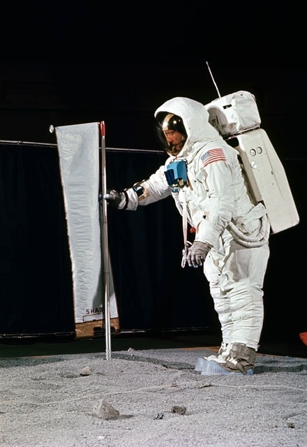 18.Abr.1969 - Astronauta Neil Armstrong participa de simulação em treinamento que imitava a superfície da Lua antes da missão que marcou história por ser a primeira em que o homem pisou nosso satélite - Arquivos da Nasa