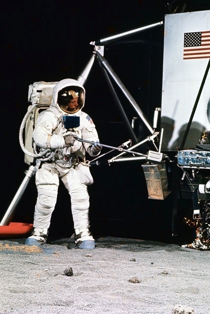 18.Abr.1969 - Astronauta Neil Armstrong participa de simulação em treinamento que imitava a superfície da Lua antes da missão que marcou história por ser a primeira em que o homem pisou nosso satélite - Arquivos da Nasa