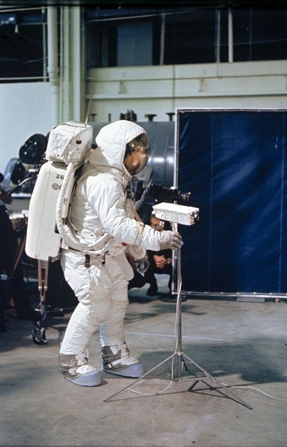 18.Abr.1969 - Astronauta Neil Armstrong participa de simulação em treinamento que imitava a superfície da Lua antes da missão que marcou história por ser a primeira em que o homem pisou nosso satélite - Arquivos da Nasa