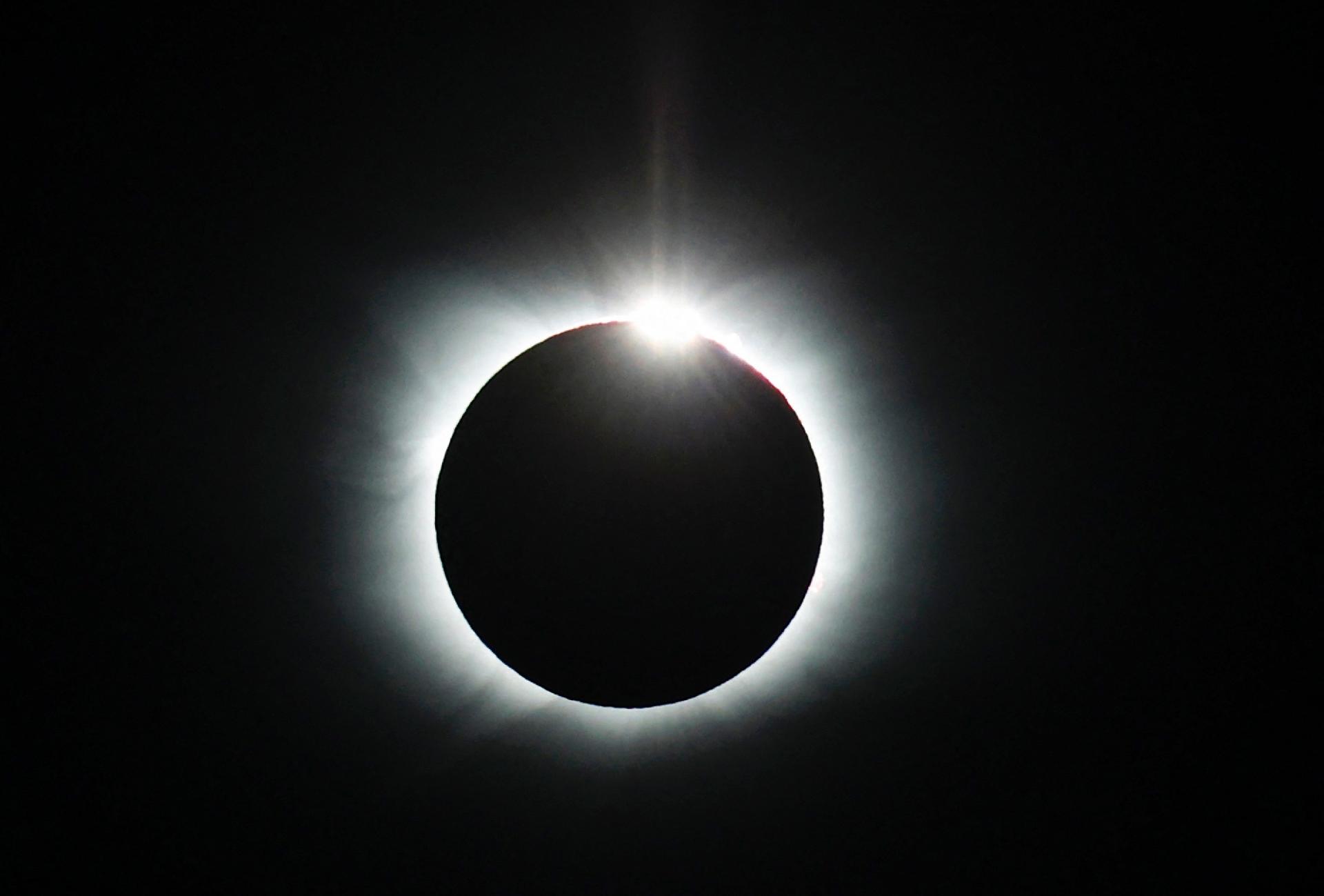 Visão do eclipse solar total a partir da geleira Union pela estação chilena na Antártida. - FELIPE TRUEBA/AFP