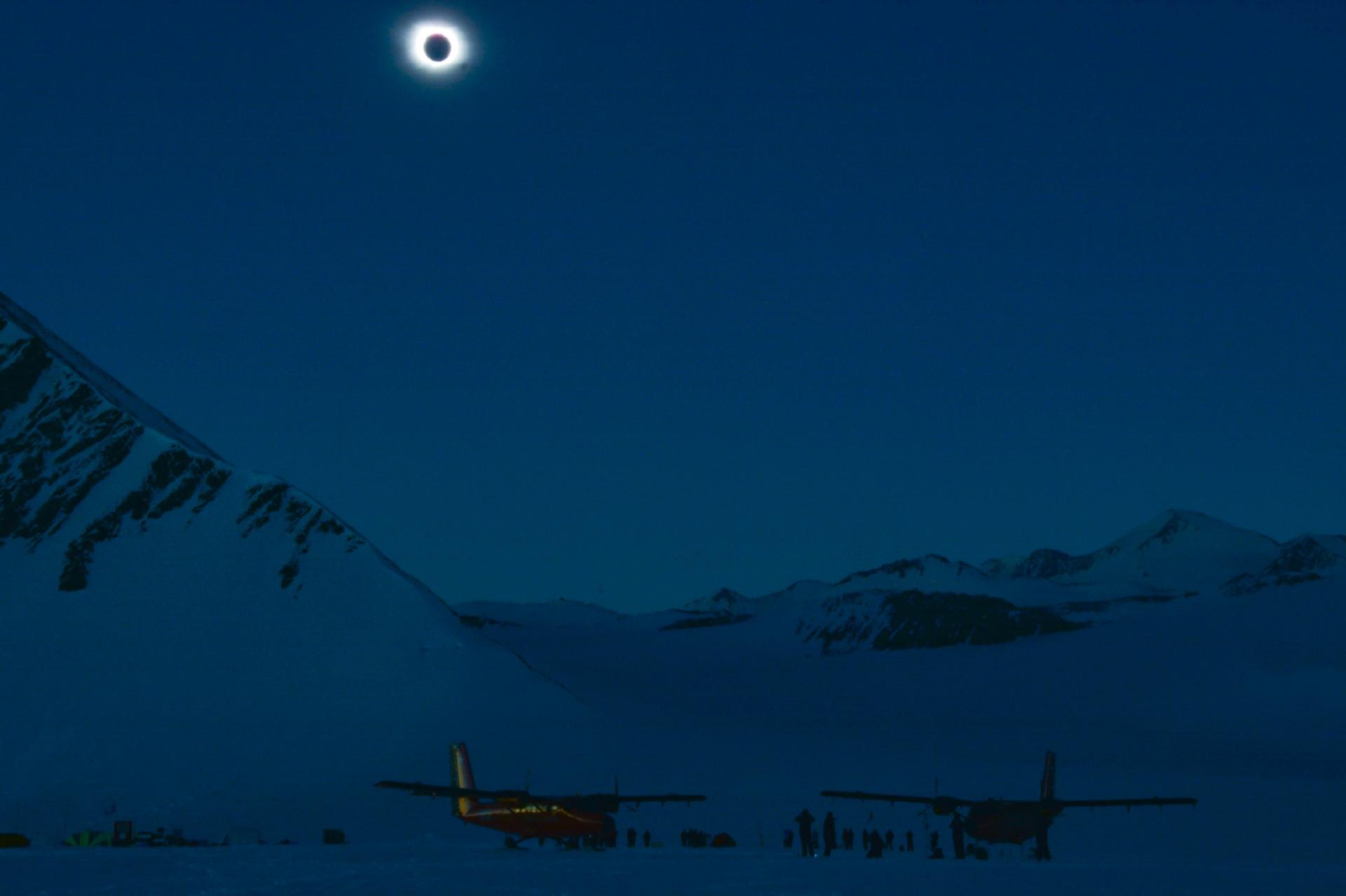 Imagem do eclipse solar divulgada pela Força Aérea Chilena, que administra uma das bases científicas na Antártida - RICARDO SOTO/AFP