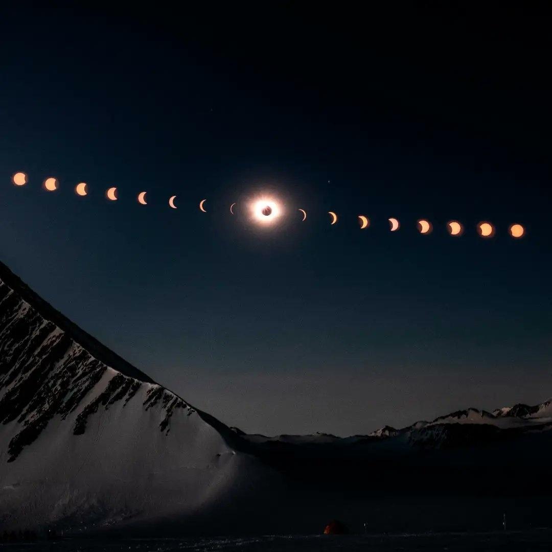 Imagem composta do eclipse solar visto da estação científica da geleira Union, divulgada por cientistas chilenos - René Quinan/INACH