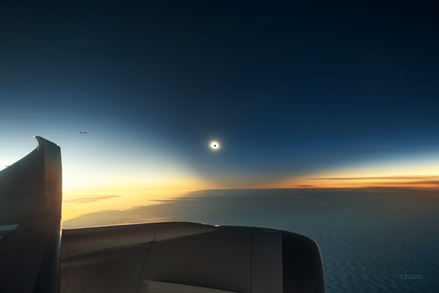 Eclipse visto da janela de um avião que sobrevoava o mar de Weddell, parte do oceano Antártico - Petr Horálek