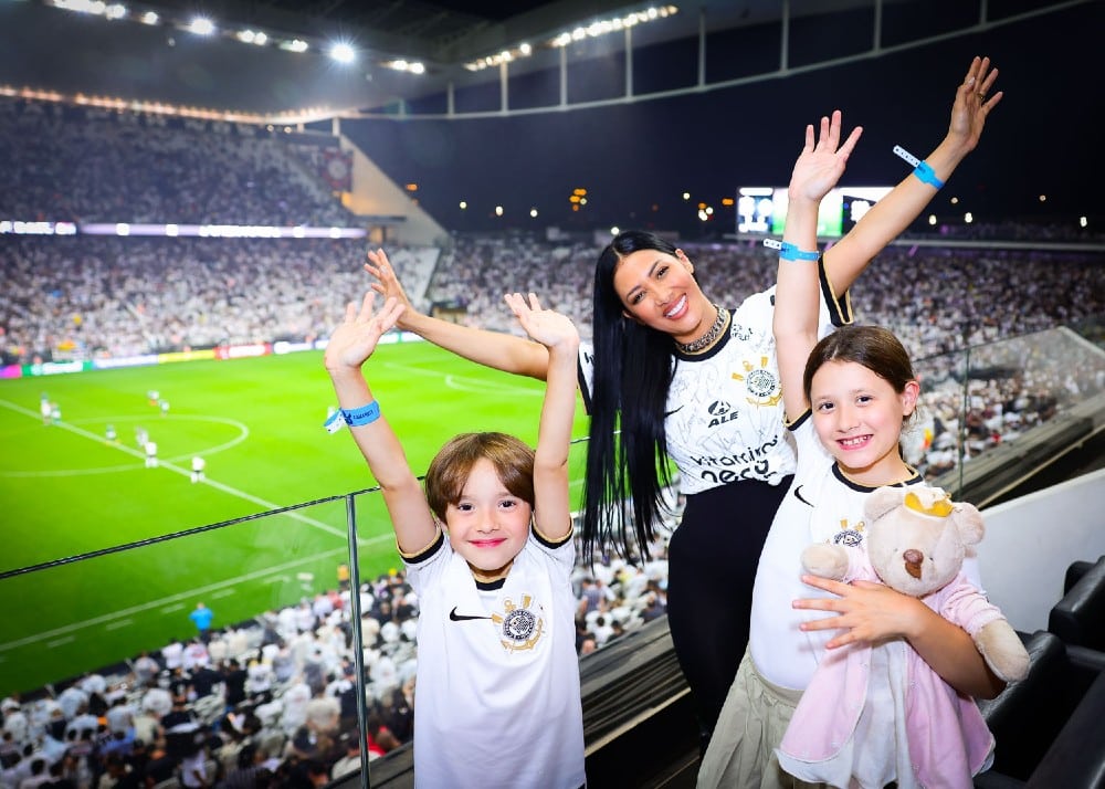 Simaria com os dois filhos em um estádio de futebol