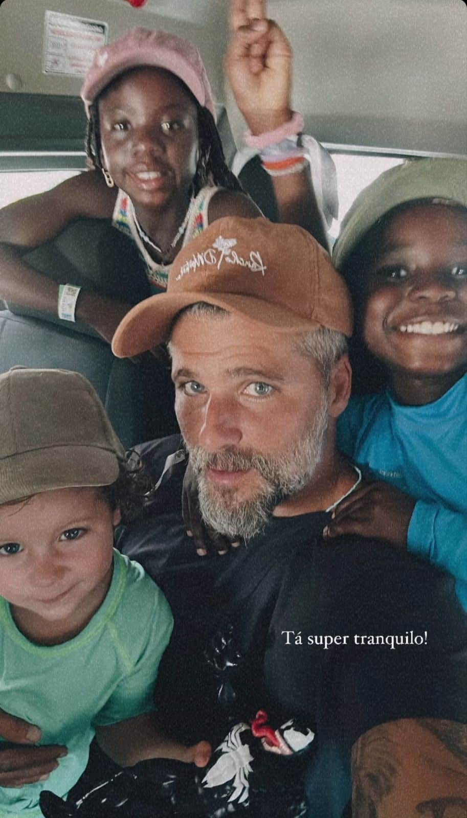 Bruno Gagliasso posa sozinho com os filhos, enquanto Giovanna está em viagem de trabalho no exterior