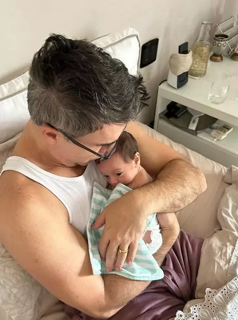 Marido de Claudia Raia junto com o filho do casal