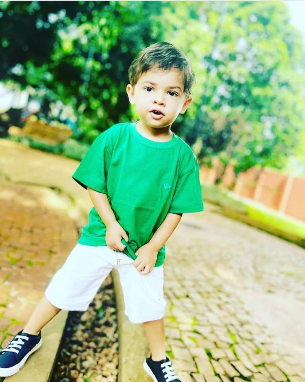 Filho de Marília Mendonça ao fazer pose para foto