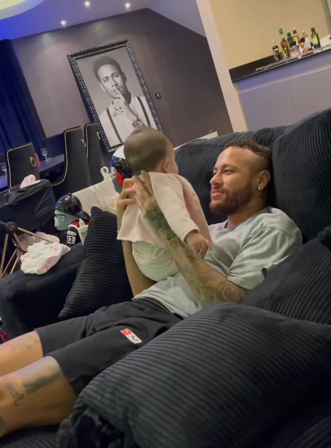 Neymar brinca com sua afilhada bebê em sua mansão 