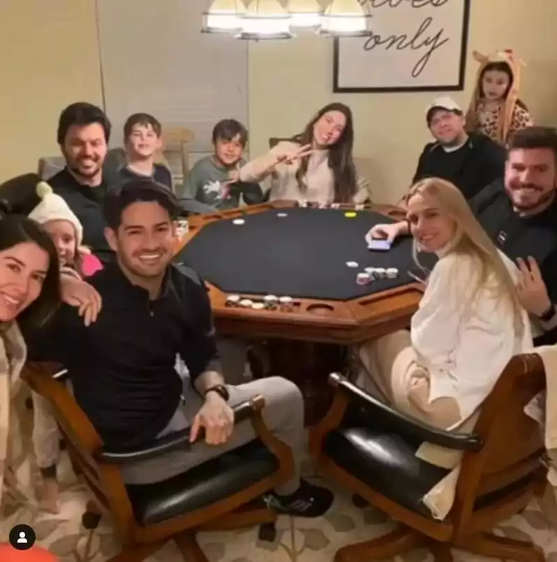 Patrícia Abravanel posa com seus filhos, Alexandre Pato e Rebeca Abravanel na mansão e impressiona 