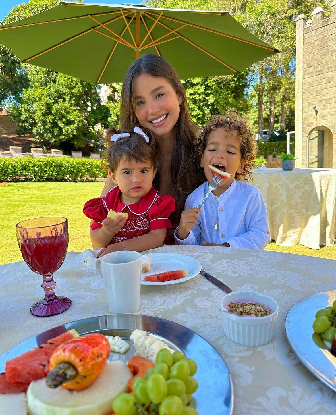 Esposa e filhos de Sorocaba posam em castelo