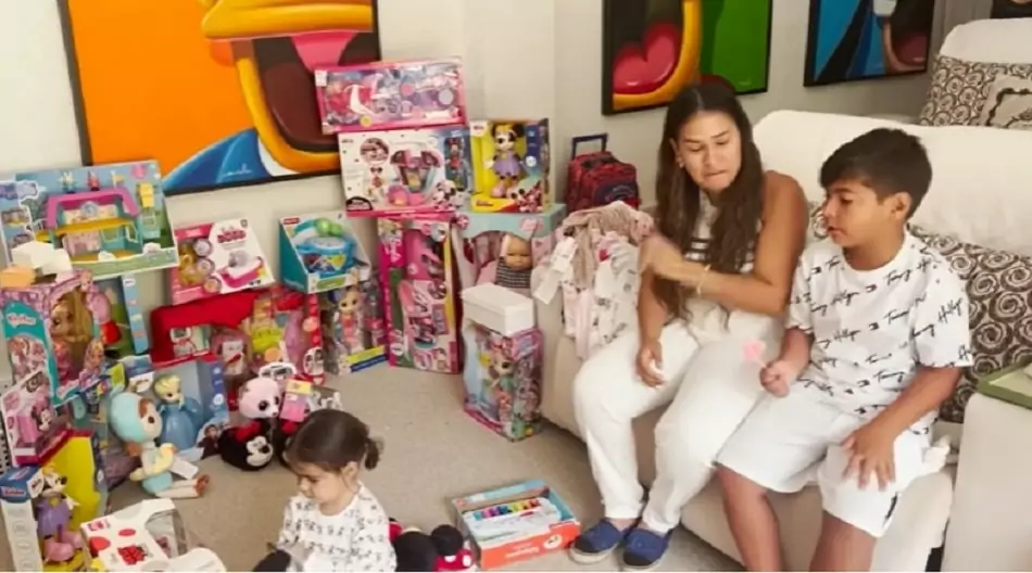 Henry e Zaya, filhos da sertaneja Simone, ficaram encantados com os presentes que a bebê ganhou no aniversário