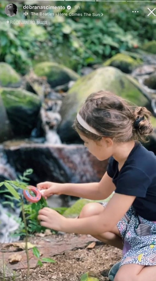 Bella, filha de Débora Nascimento e Loreto, brincando na cachoeira