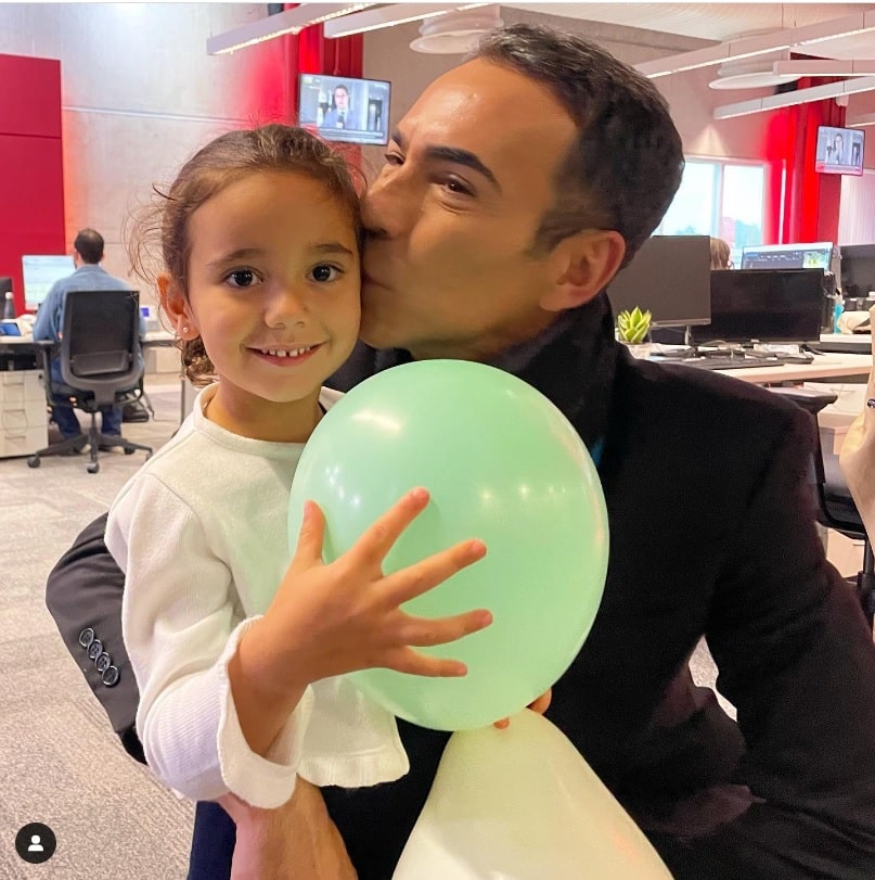 César Tralli surge com sua filha no sue trabalho pela 1ª vez e impressiona 